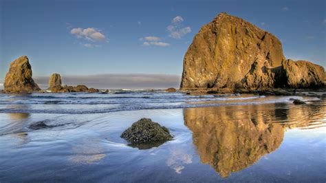 Reflection of Haystack Rock at Cannon Beach, Oregon, USA | Windows ...