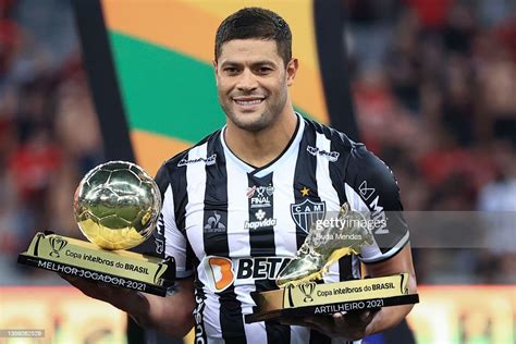 Hulk of Atletico Mineiro poses poses with the top scorer and best ...