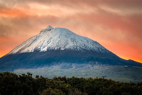 Sunrise on snowcapped Mount Pico - Mount Pico is a stratovolcano ...