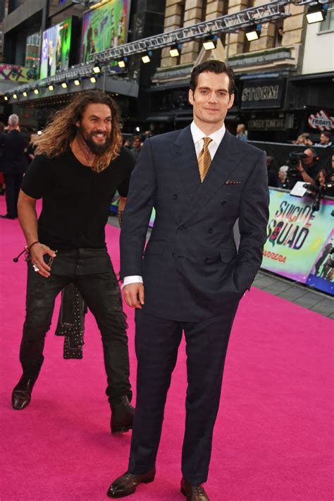 Jason Momoa Surprising Henry Cavill With Some Bear Hugs Is Pretty Damn ...