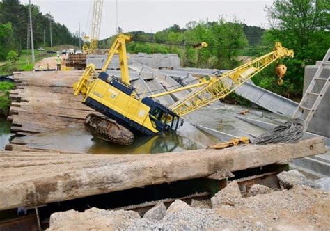 Bridge gives way under the crane | Cranepedia | Crawler crane, Crane ...