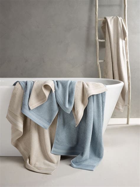 Design Experts Advise Against Bathroom Towel Colors - DECOOMO