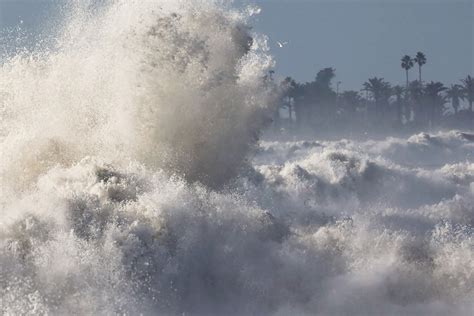 Rogue Wave Sends Ventura Beachgoers Running for Their Lives - LAmag