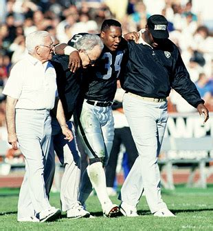 Top-10 Worst NFL Injuries Of All-Time | SportyTell