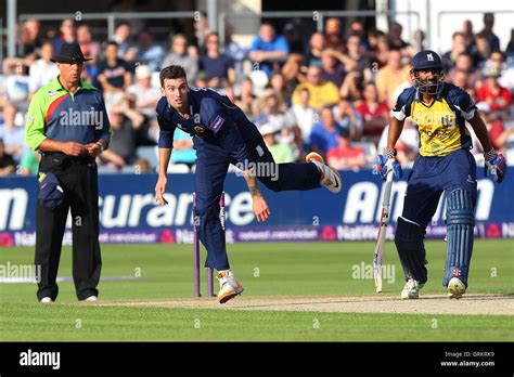 Reece Topley in bowling action for Essex - Essex Eagles vs Birmingham ...