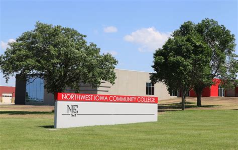 Best Community Colleges in Iowa (2023-24)