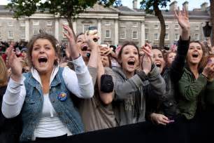 File:Women cheer Barack Obama in Dublin, Ireland.jpg - Wikimedia Commons