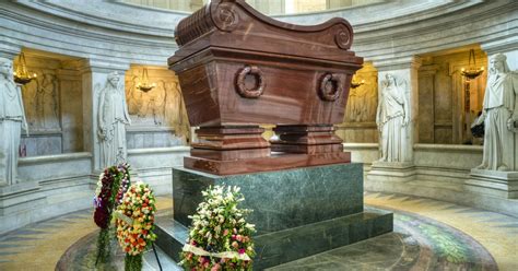 The tomb of Napoleon Bonaparte - celebridades que murieron jóvenes foto ...