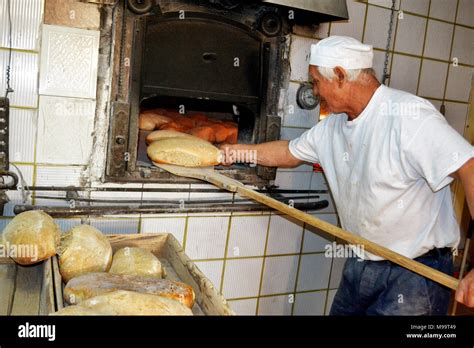 Traditional Bread Baking Oven Stock Photos & Traditional Bread Baking ...