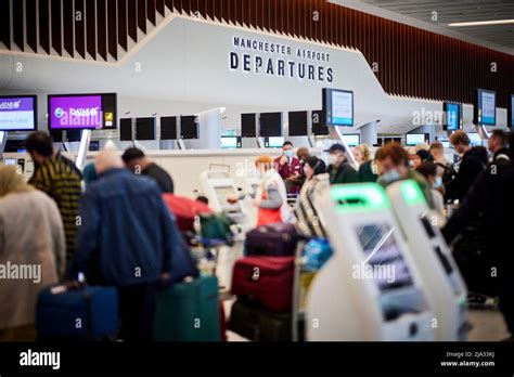 Manchester airport arrivals area hi-res stock photography and images ...