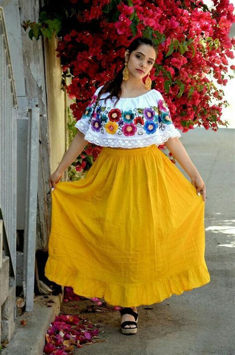 Pin by Vero Chely on moda y estilo. | Mexican outfit, Traditional ...