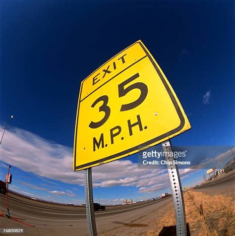 35 Mph Sign Photos and Premium High Res Pictures - Getty Images