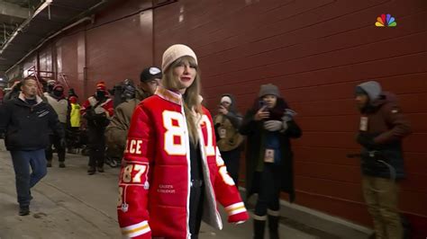 Taylor Swift wears Kristin Juszczyk-made Travis Kelce jacket to Chiefs ...