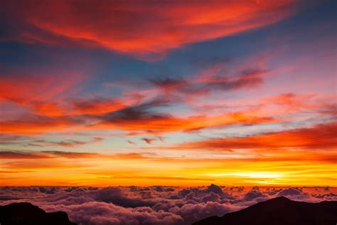 Rote Wolken Während Der Goldenen Stunde · Kostenloses Stock Foto