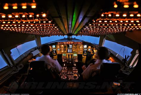 Boeing 777 Cockpit Night / Cockpit Night Lighting Boeing 777 Worldliner ...