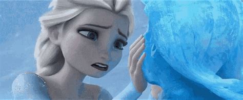 Queen Elsa And Anna Hug GIF - Queen Elsa And Anna Hug Frozen - Discover ...