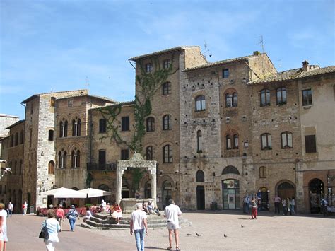 Piazza della Cisterna, San Gimignano, Italy - GoVisity.com