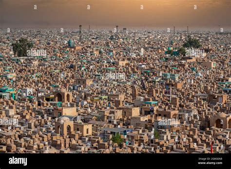 Najaf cemetery, iraq hi-res stock photography and images - Alamy