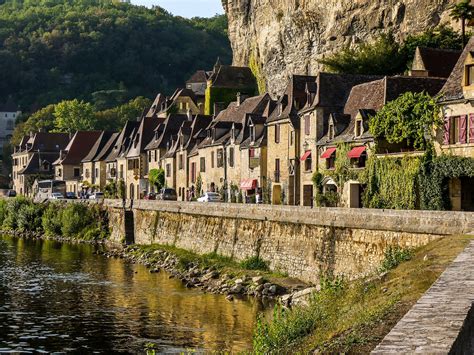 Walking in the Dordogne: castles, caves and villages of the Périgord ...