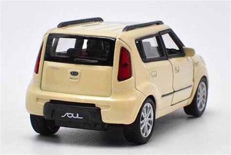 Diecast Kia Soul Toy Red / Creamy White 1:36 Scale By Welly [VB2A891]