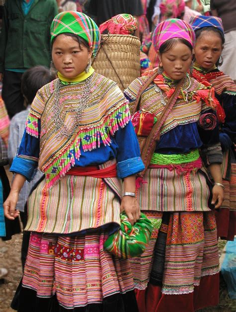 File:Hmong women at Coc Ly market, Sapa, Vietnam.jpg - Wikipedia, the ...