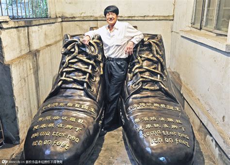 Man makes giant shoes[1]- Chinadaily.com.cn