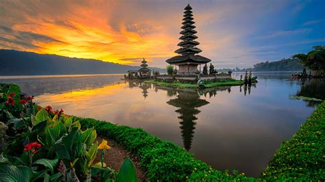 Temple In Water With Reflection Bali Indonesia Pura Ulun Danu Bratan ...