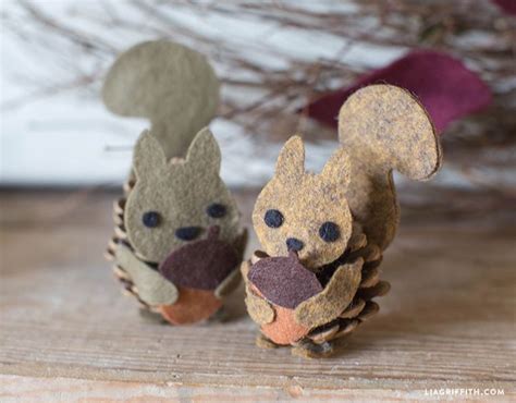 Pinecone Felt Squirrel | Pine cone crafts, Cones crafts, Fall crafts ...