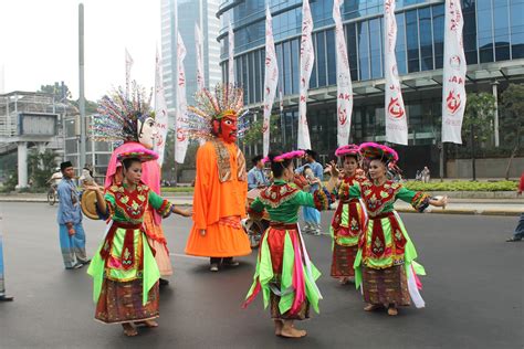 34 Kostum Tari Ondel Ondel Betawi, Gaya Terbaru!