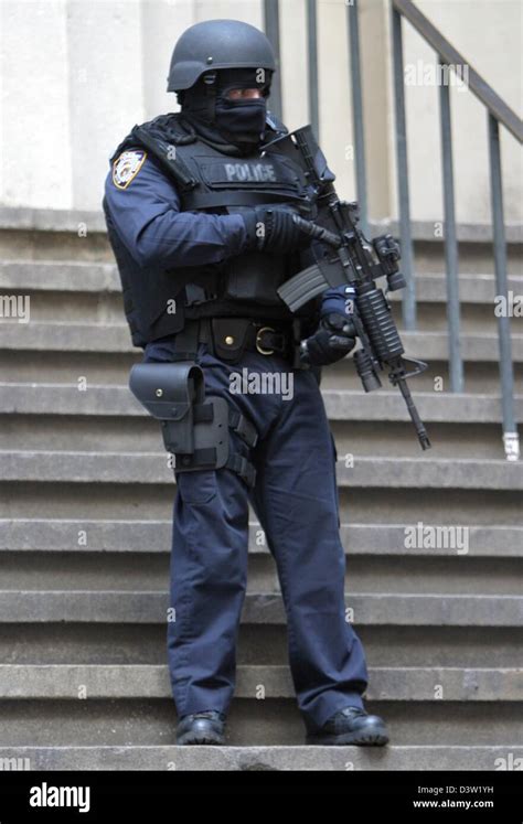 (dpa files) - A heavily armed and masked policeman guards the Federal ...