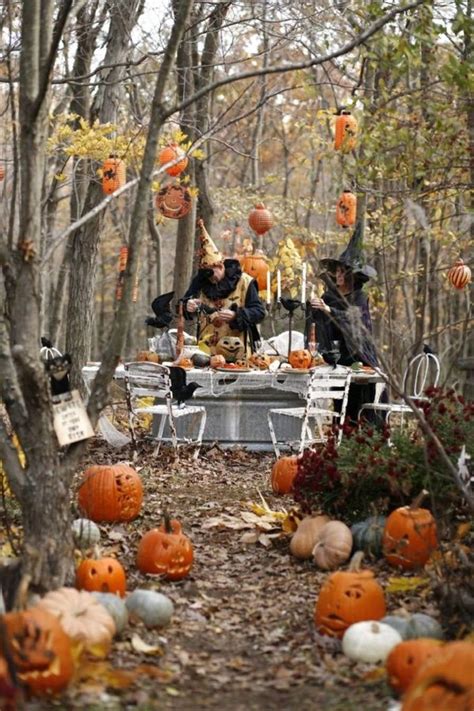 35 The Best Halloween Garden Decor Ideas - MAGZHOUSE