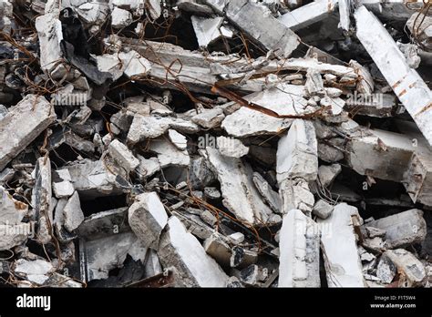 Destroyed building - rubble Stock Photo - Alamy