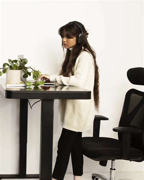 The Standing Desk with Built-In Cable Management - Sayoasis