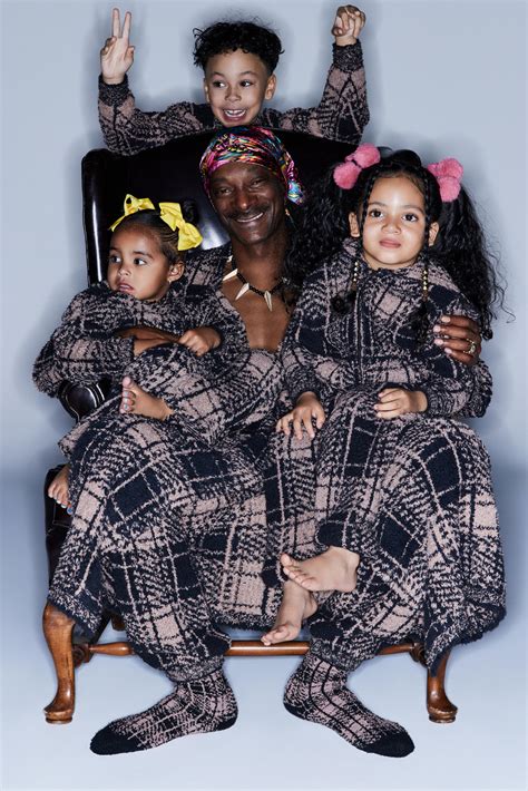 Snoop Dogg gets cozy alongside wife, kids and grandkids in rare family ...