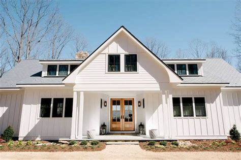 30+ Farmhouse Exterior Ideas For Your Modern Farmhouse