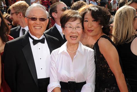 Sandra Oh Brought Her Parents to the Emmy Awards, and Twitter Users Are ...