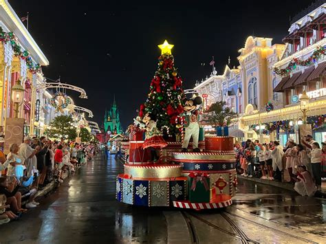 PHOTOS, VIDEO: Mickey’s Once Upon a Christmastime Parade at Mickey’s ...