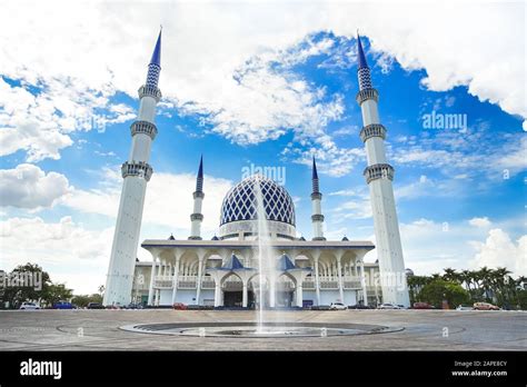 The famous Blue Mosque named Masjid Sultan Salahuddin Abdul Aziz Shah ...