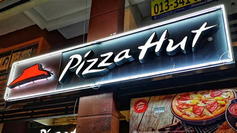 The Truth About Pizza Hut And Papa John's '90s Legal Battle