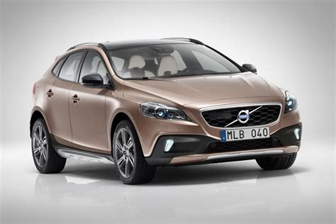 Volvo Shows Off New V40 Cross Country Ahead of Paris - autoevolution