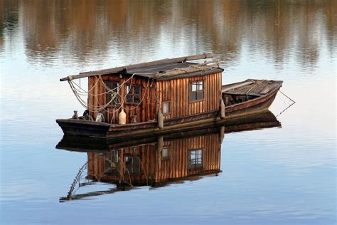 Phillipe's boat | House boat, Shanty boat, Floating house