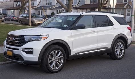 Image: 2020 Ford Explorer XLT in Oxford White, front left