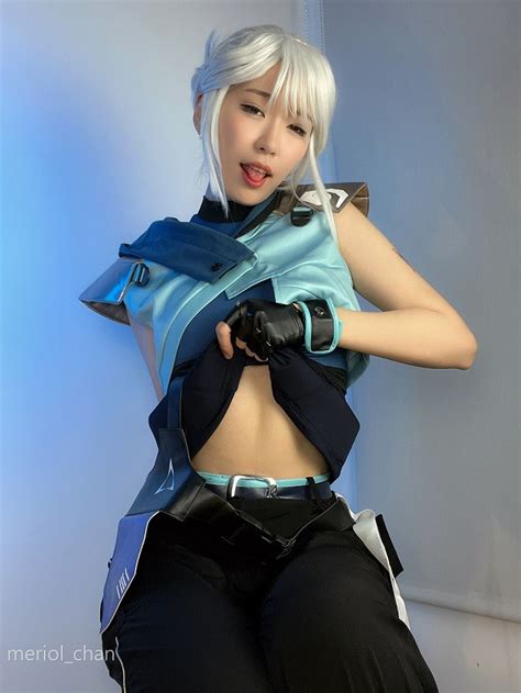 Valorant: Cosplay Jett gợi cảm đến hoa mắt qua bàn tay coser meriol chan