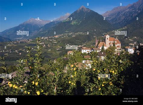 Italienisches bergdorf hi-res stock photography and images - Alamy