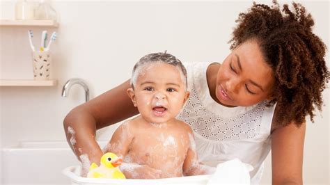 14 Products to Make Baby Bath Time Safe and Fun – Review Geek