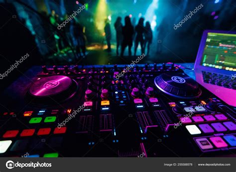 DJ mixer controller Board for professional mixing of electronic music ...