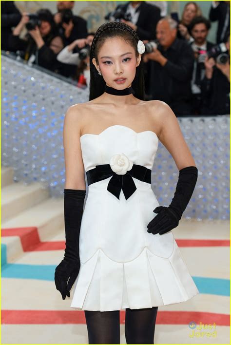 Jennie Arrives to Met Gala in White Mini Dress (Photos) | Photo 1375534 ...