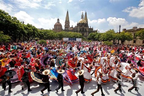 約900人が一斉に踊る！ 民族舞踊の最多人数でギネスに挑戦 メキシコ 写真18枚 国際ニュース：AFPBB News