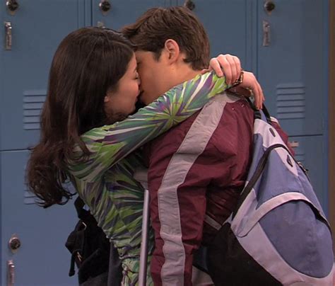 carlie and freddy kissing | Icarly, Nathan kress, Icarly and victorious