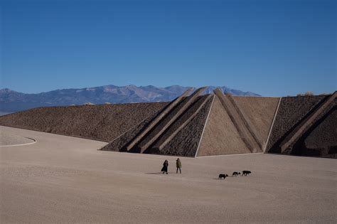 50 anni per costruire questa opera in mezzo al deserto – Outpump